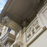 L�intero piano � interrotto dalle finestre sormontate da timpani spezzati...